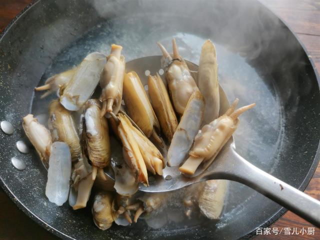 這個海鮮被稱作“小人仙”，肉質肥美，用這個方法做，一盤不夠吃