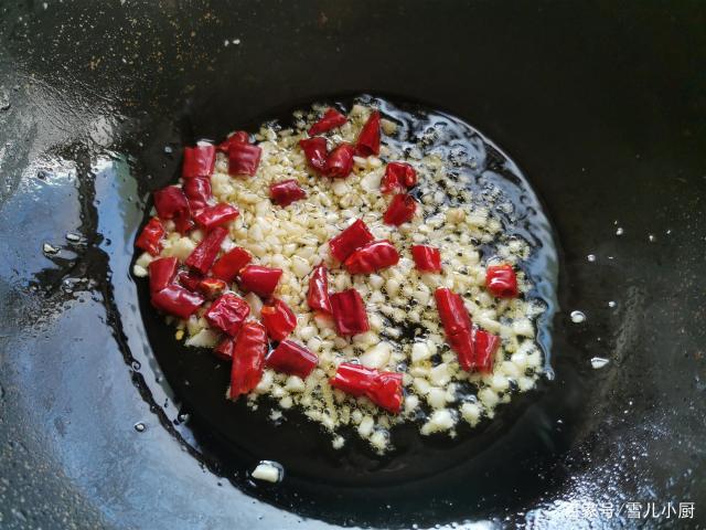 這個海鮮被稱作“小人仙”，肉質肥美，用這個方法做，一盤不夠吃